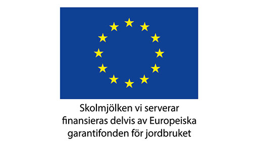 EU-flagga och texten "Skolmjölken vi serverar finansieras delvis av Europeiska garantifonden för jordbruket".